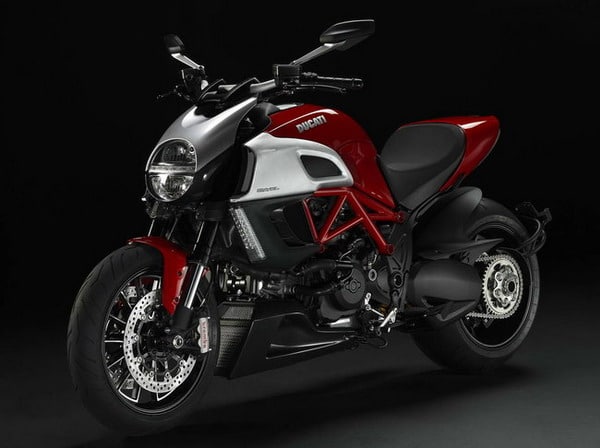 Pirelli Diablo Rosso II, primo equipaggiamento per Ducati Diavel 2011 1