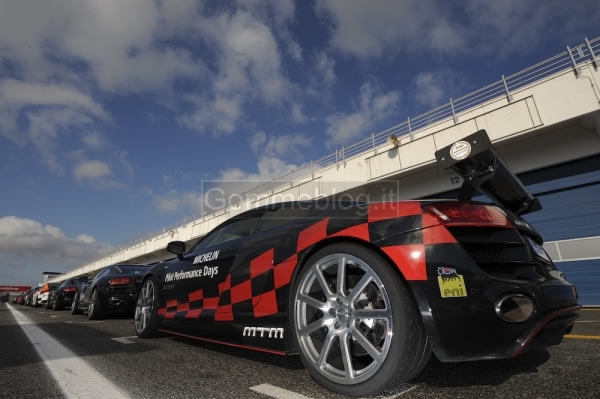 Variare le performance di una vettura con pneumatici maggiorati: in pista su Audi R8 MTM 1
