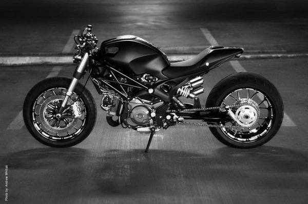 Ducati Monster 1100 Wayne Ransom: gomma posteriore da 300 mm ! 2