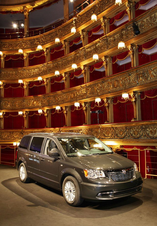 Lancia Voyager Silver e Platinum: anteprima al Salone di Ginevra 2012 2