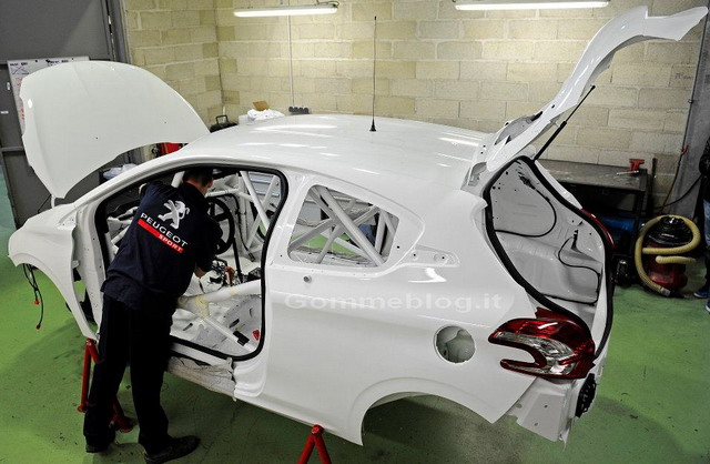 Peugeot 208 R4T: tutta nuova per il WRC 2013 1