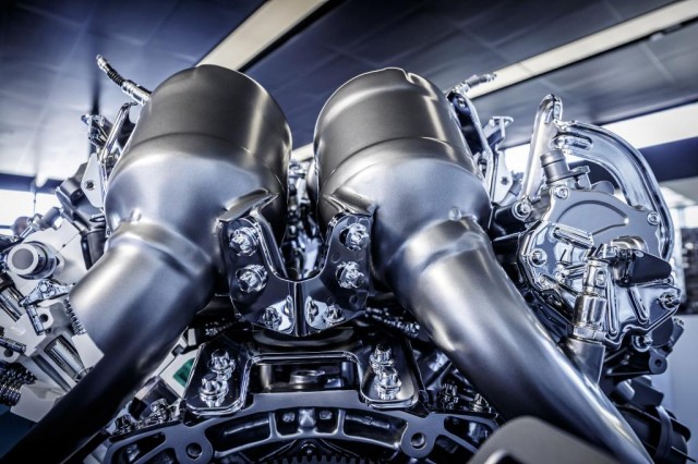 new_AMG_4.0-litre_V8_biturbo_engine_(9)