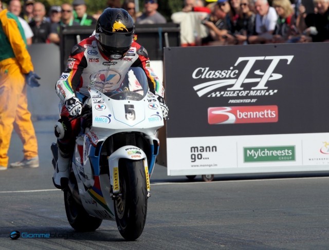 PACEMAKER, BELFAST, 26/8/2014: Bruce Anstey leaves the start line in the Formula One race at the Classic TT today on the Valvoline Padgetts Yamaha YZR500. PICTURE BY STEPHEN DAVISON