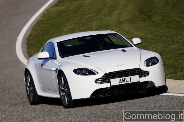 Aston Martin V8 Vantage S sceglie i pneumatici Bridgestone Potenza RE050A 1