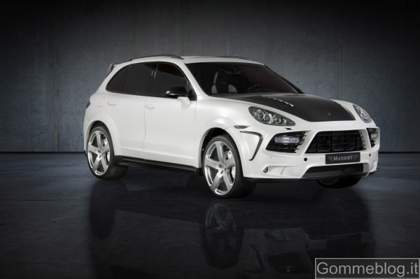 A 300 all’ora sul Mansory Cayenne Turbo S gommato Michelin 1