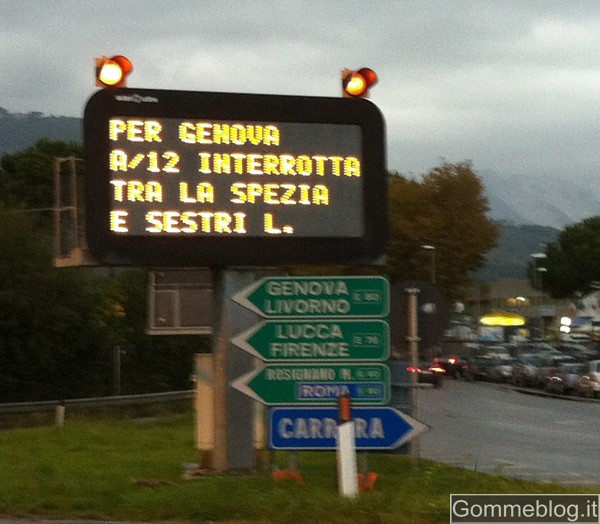 Maltempo: frana investe tir sulla A12. Bloccata l’autostrada