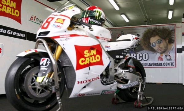 A Valencia Valentino con casco di Simoncelli e Capirossi con il 58 al posto del 65 3