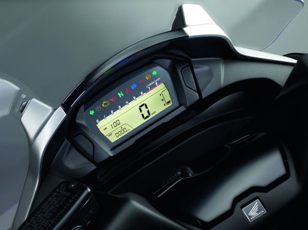 Honda Integra 2012: Prestazioni da moto, Comfort da scooter 6