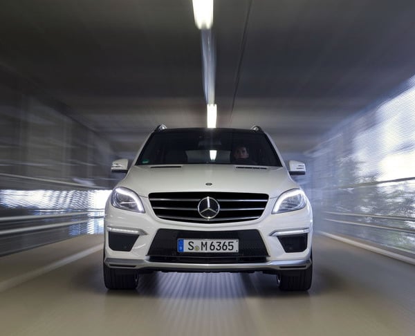 Mercedes ML 63 Amg: come riempiere lo specchietto di molte auto sportive ! 12