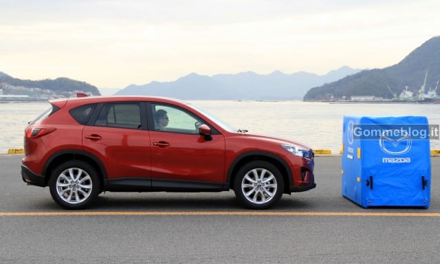 Mazda CX-5 frena da solo. Il Video su come funziona il sistema SCBS 4