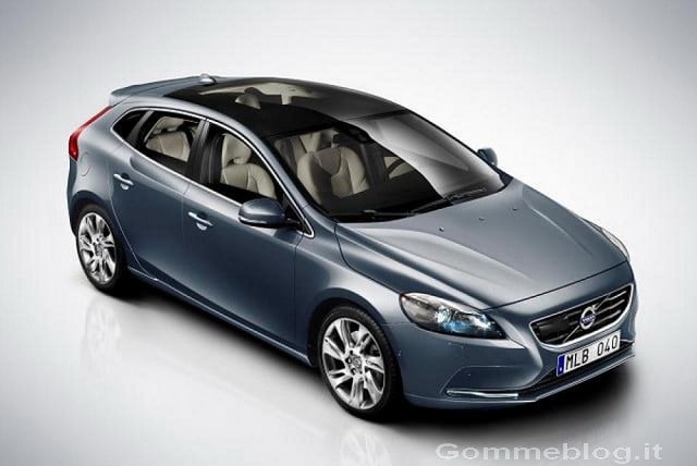 Nuova Volvo V40: le prime immagini ufficiali