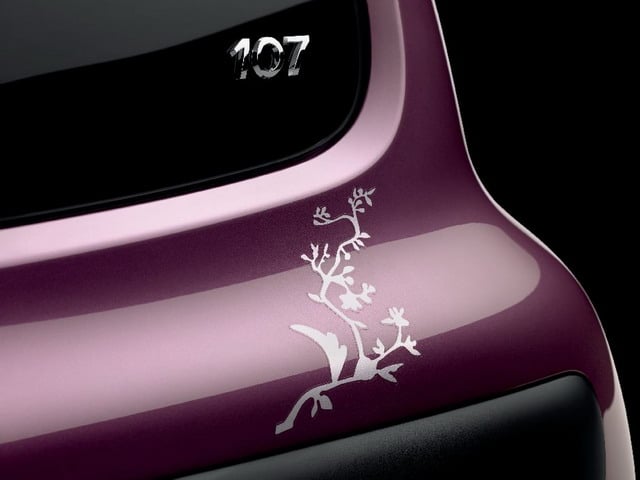 Nuova Peugeot 107: tutte le donne le corrono dietro 2