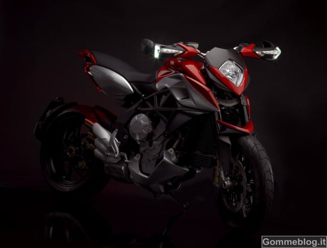 MV Agusta Rivale 800: Scacco matto alle convenzioni 13