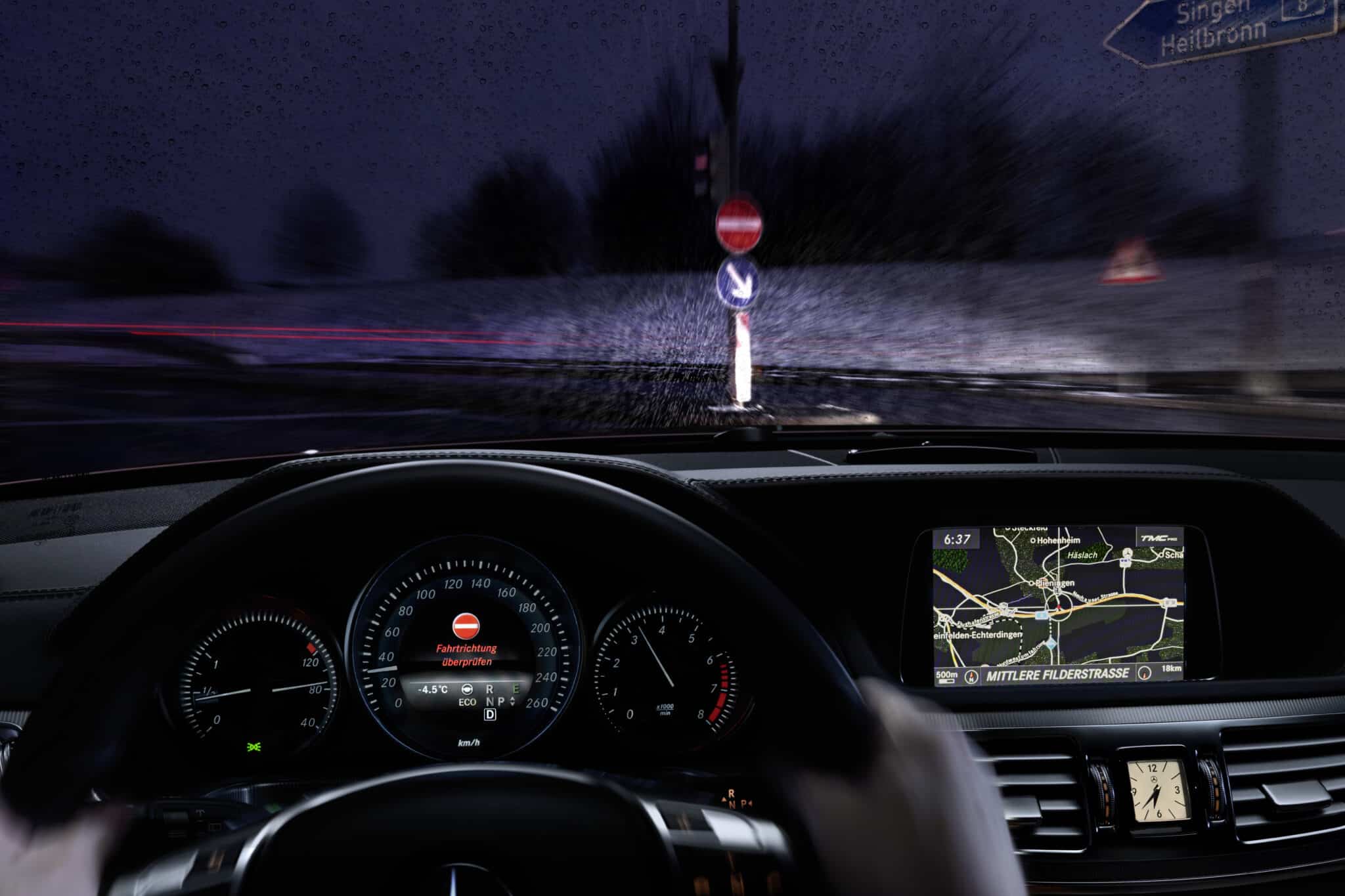 Mercedes-Benz lancia sul mercato il primo sistema di assistenza alla guida che rileva la marcia contromano 12