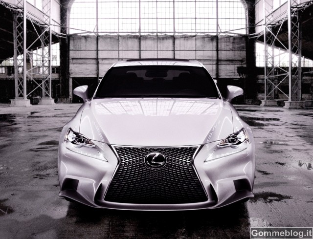 Nuova Lexus IS: ecco le prime immagini