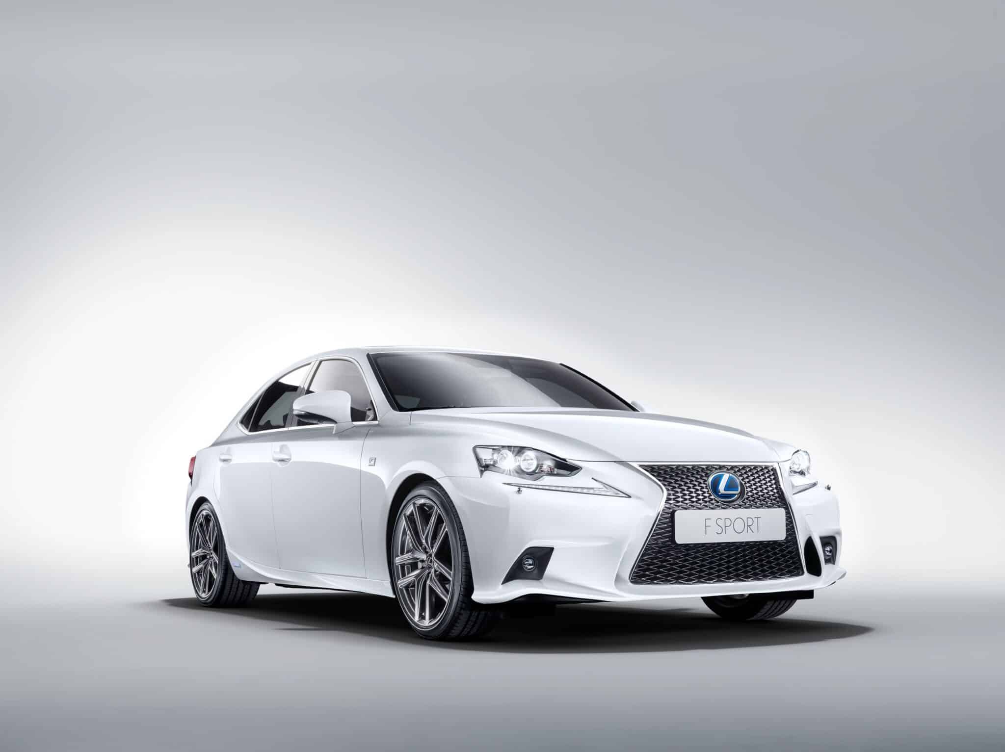 Lexus lancia la nuova IS Hybrid 9