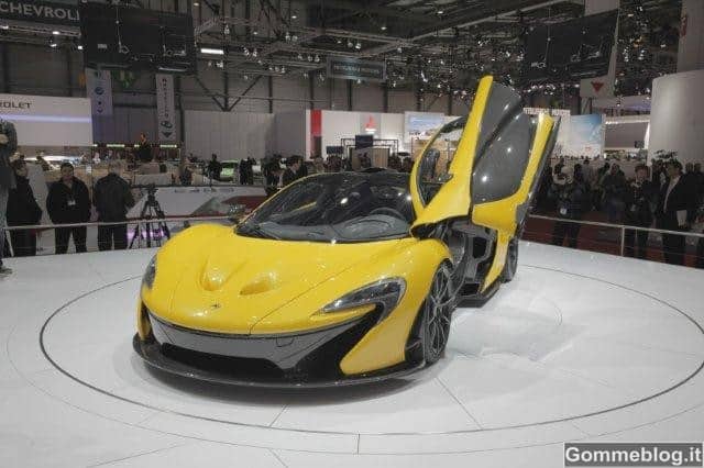 McLaren P1: interni in Alcantara e carbonio per la massima sportività 10