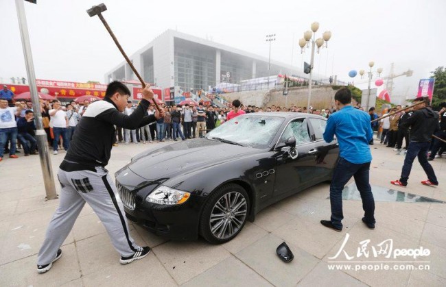 Maserati distrutta a martellate dal proprietario [VIDEO] [FOTO] 7