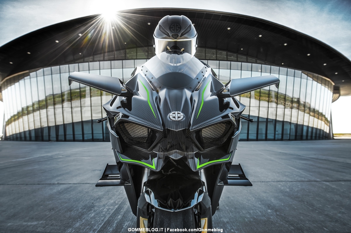 Kawasaki H2R: 300 CV Sovralimentata con Gomme Racing Slick 1