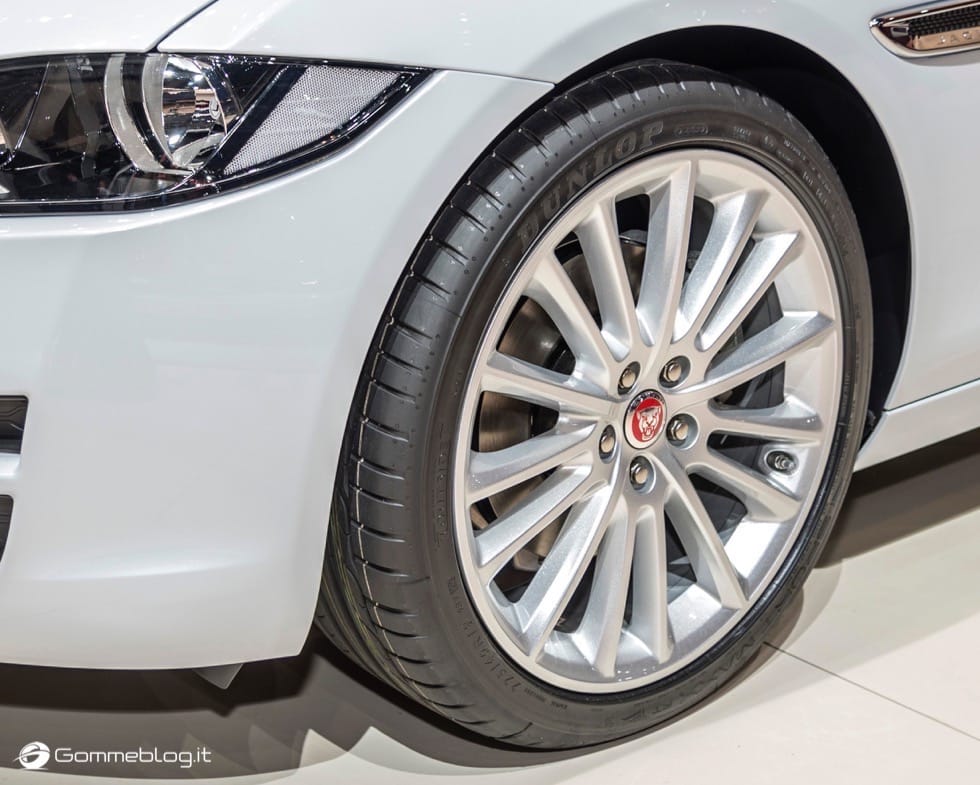 La nuova Jaguar XE veste pneumatici Dunlop