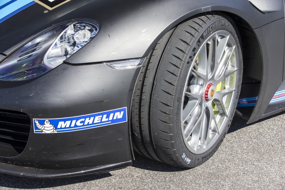 Michelin Pilot Sport Cup 2: Perfezione tra Tecnica e Performance 77