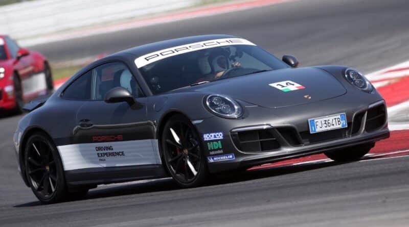 Porsche 911 GTS 0