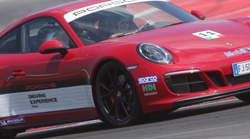 Porsche 911 GTS 157