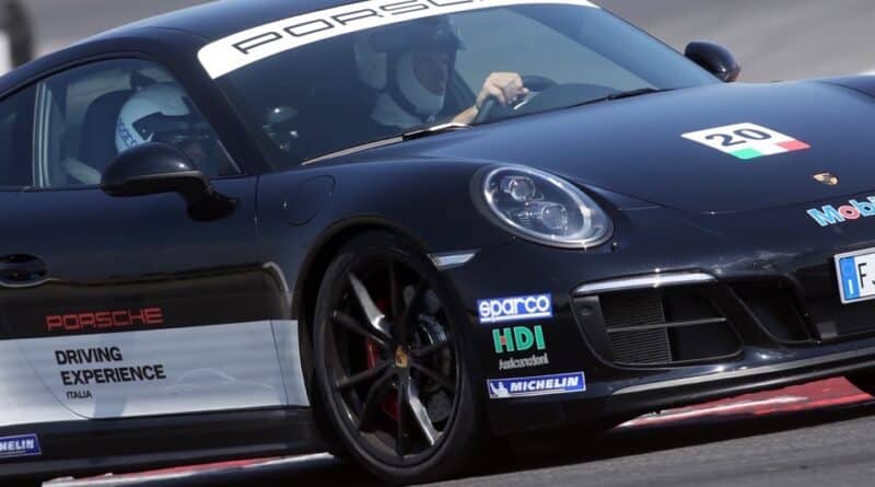 Porsche 911 GTS 182