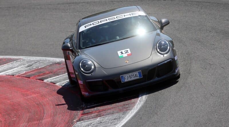 Porsche 911 GTS 62