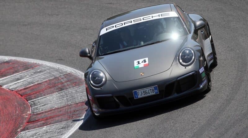 Porsche 911 GTS 76