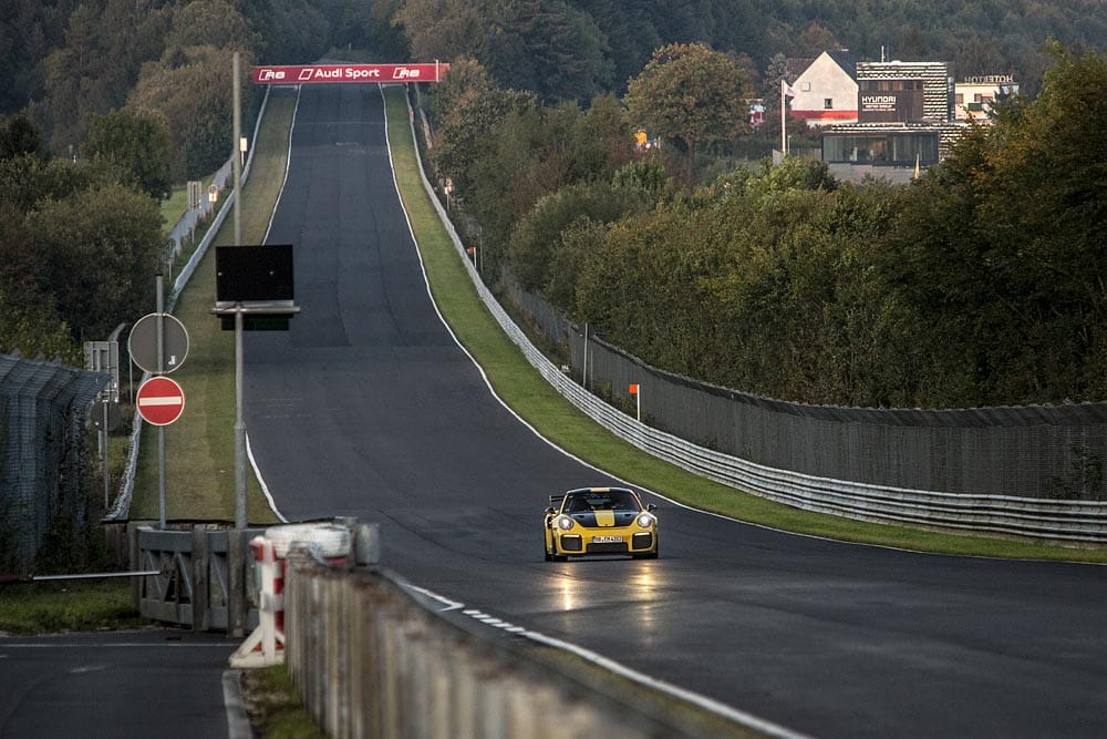 Porsche GT2 RS: Record, al Nurburgring gira in 6 minuti e 47,3 secondi 31