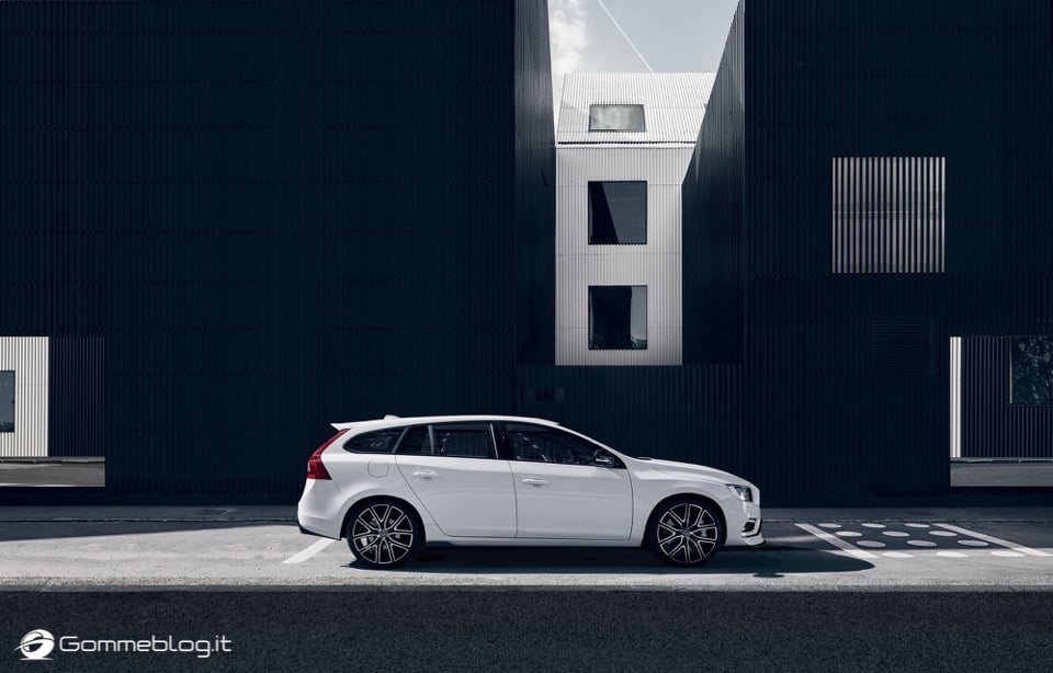 Volvo S60 e V60 Polestar: 367 CV, Aerodinamica Evoluta e Fibra di Carbonio 35