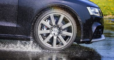 Come evitare l’aquaplaning: cosa fare quando si guida sotto lo pioggia 5