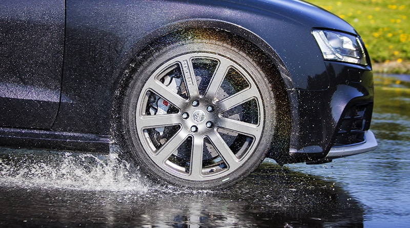 Come evitare l’aquaplaning: cosa fare quando si guida sotto lo pioggia 6