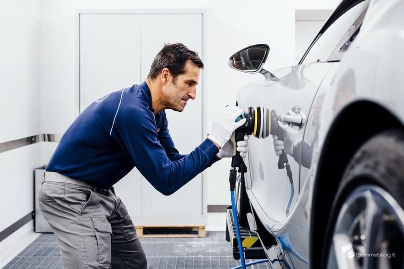Bugatti: Come si Realizza la Vernice Perfetta