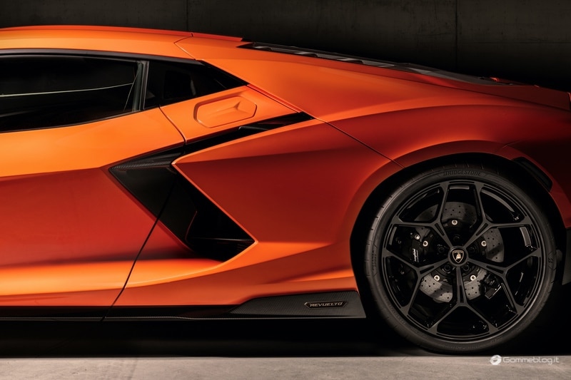 Lamborghini Revuelto: Pneumatici Bridgestone in esclusiva per domare 1000 CV 3