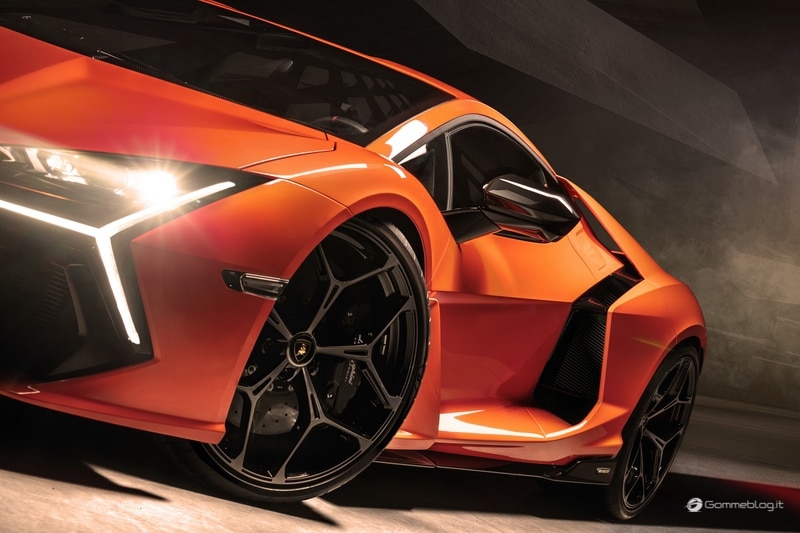 Lamborghini Revuelto: la prima Supersportiva V12 ibrida HPEV 1