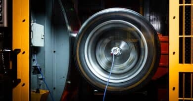 Pirelli High Speed Testing Machine: Test gomme fino a 500 Km/h in Laboratorio