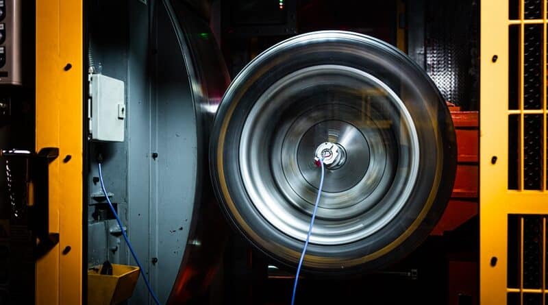 Pirelli High Speed Testing Machine: Test gomme fino a 500 Km/h in Laboratorio 8