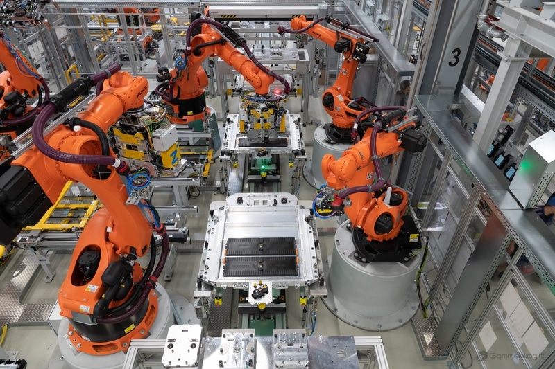 Robot KUKA: Come nascono le Auto nelle Mega Fabbrica BMW