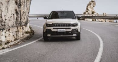 Nuova Jeep Avenger e-Hybrid: 1.2T MHEV, cambio automatico doppia frizione e motore elettrico 1