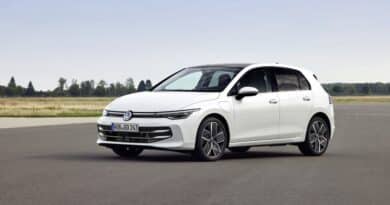 Nuova Golf RESTYLING (8.5): Volkswagen rivoluziona gli Interni e l'Ibrido 3