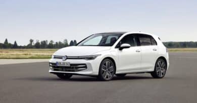 Nuova Golf RESTYLING (8.5): Volkswagen rivoluziona gli Interni e l'Ibrido 20