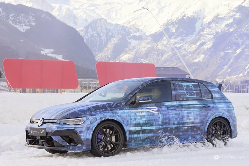 VW Golf R 2024 0002