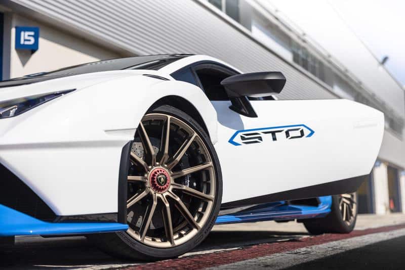 Lamborghini Huracan STO: Tecnica e Performance 15