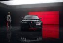 Alfa Romeo Giulia Edizione Luna Rossa vista frontale con logo rosso