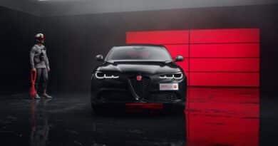 Alfa Romeo Giulia Edizione Luna Rossa vista frontale con logo rosso