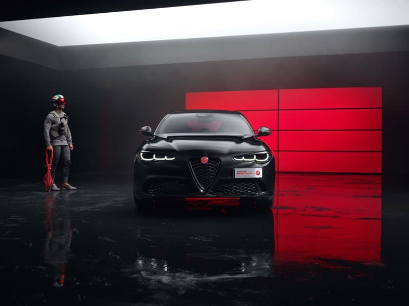 Alfa Romeo Giulia Edizione Luna Rossa vista frontale con logo rosso