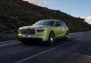 Bentley Torcal elettrica verde vista di tre quarti anteriore su strada