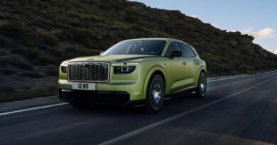 Bentley Torcal elettrica verde vista di tre quarti anteriore su strada